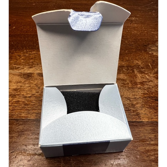 Avon 2001 : white iridescent Angel earrings - Picture 7 of 15